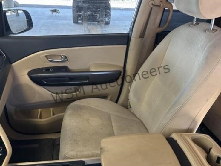 2016-kia-sedona-lx-image-24