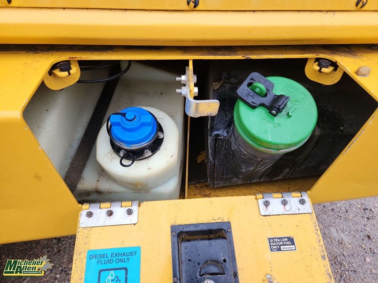 2020-deere-310e-image-16