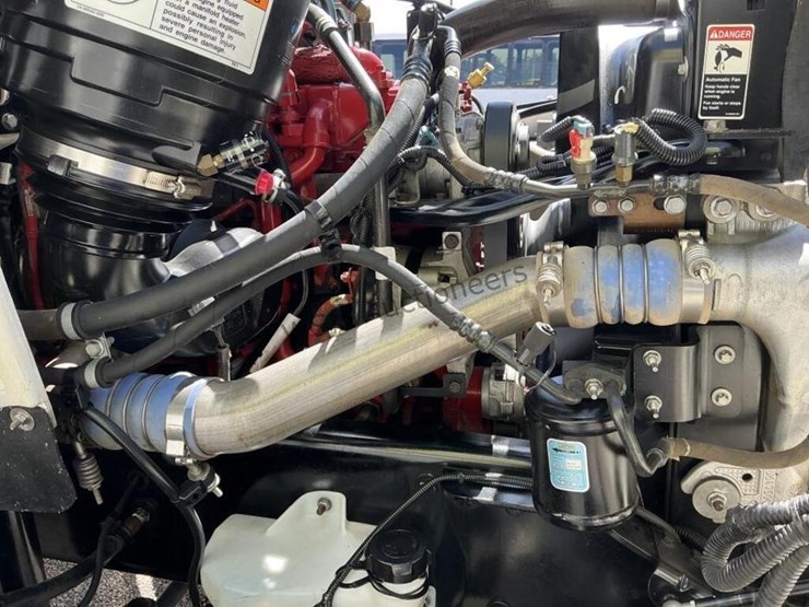2012-freightliner-m2-106-image-24