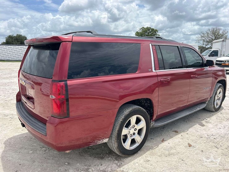 2015-chevrolet-suburban-image-3