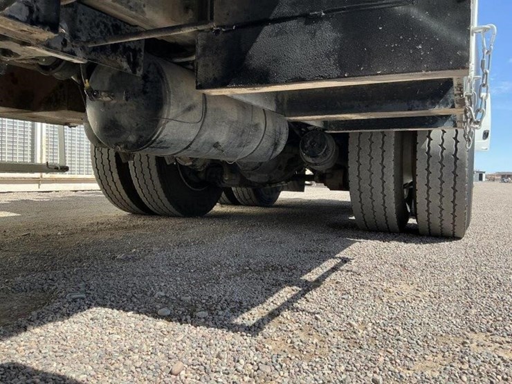 2012-freightliner-m2-106-image-40