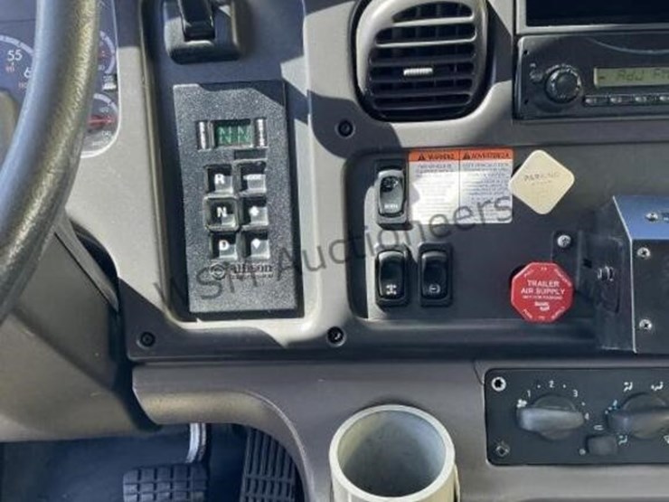 2012-freightliner-m2-106-image-33