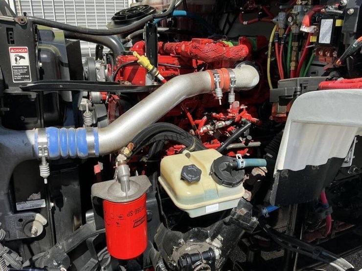 2012-freightliner-m2-106-image-22