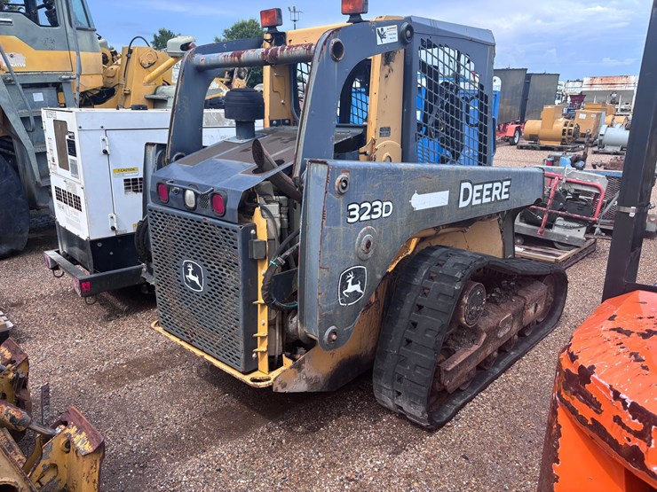deere-323d-image-4