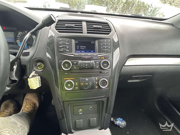 2016-ford-explorer-image-18