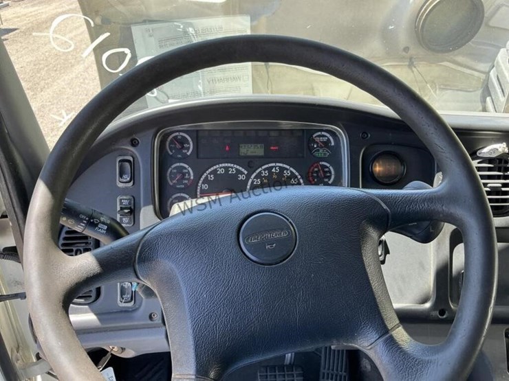 2012-freightliner-m2-106-image-17
