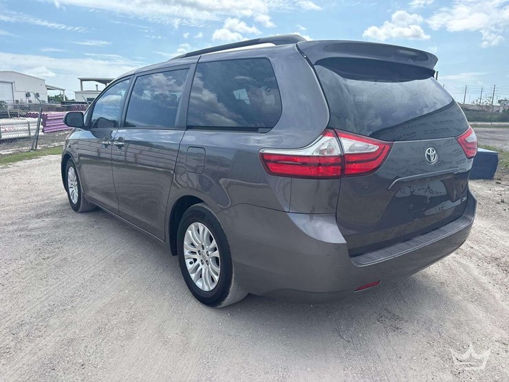 2016-toyota-sienna-image-4