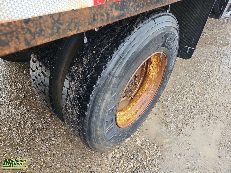 2001-freightliner-fl70-image-12
