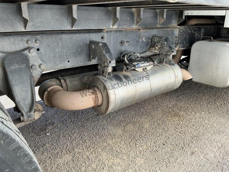 2012-freightliner-m2-106-image-9