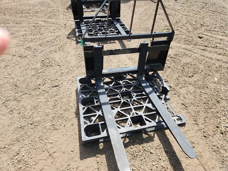 #357-•-skidsteer-pallet-forks-image-6