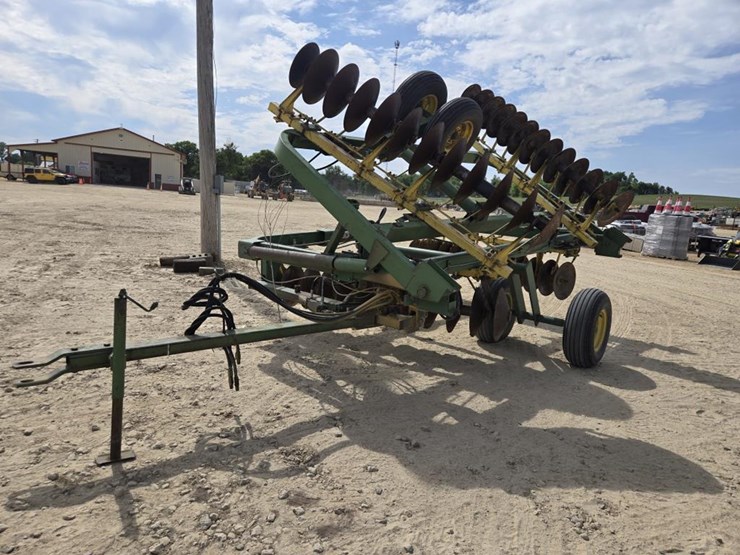 john-deere-220-image-1