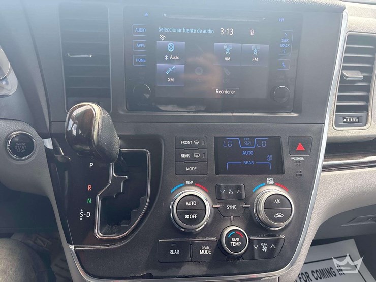 2016-toyota-sienna-image-12