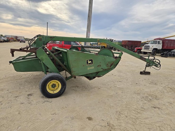 john-deere-240-image-14