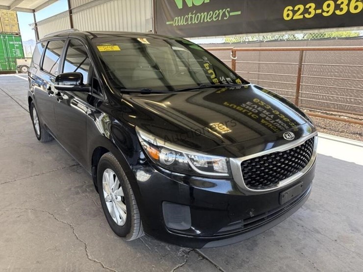2016-kia-sedona-lx-image-2