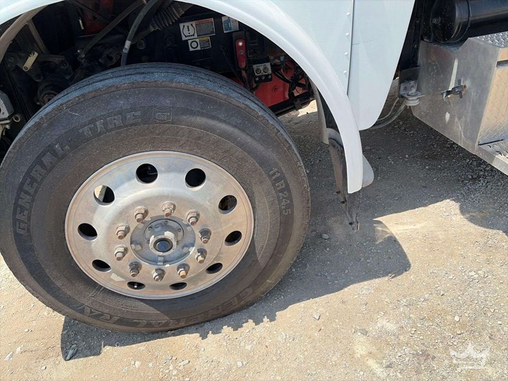 2016-peterbilt-389-image-30