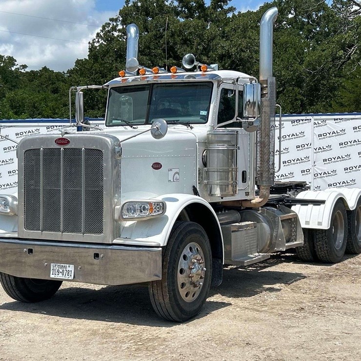 2016 PETERBILT 389