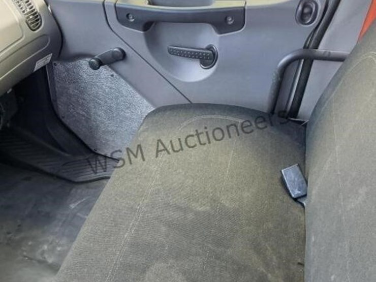 2012-freightliner-m2-106-image-22