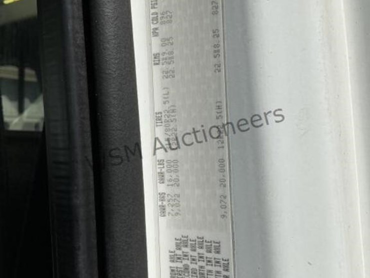 2011-freightliner-m2-106-image-27