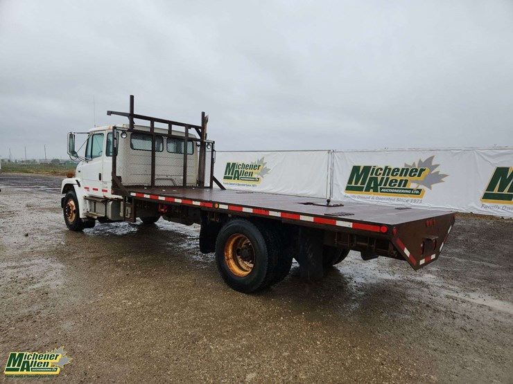 2001-freightliner-fl70-image-3