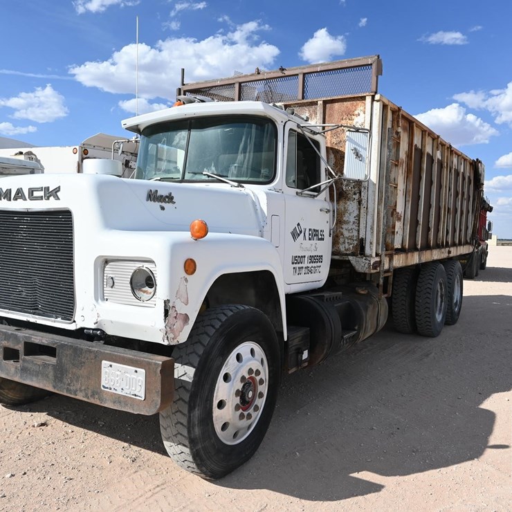 1988 MACK R690ST
