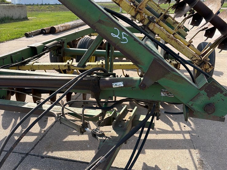 john-deere-220-image-23