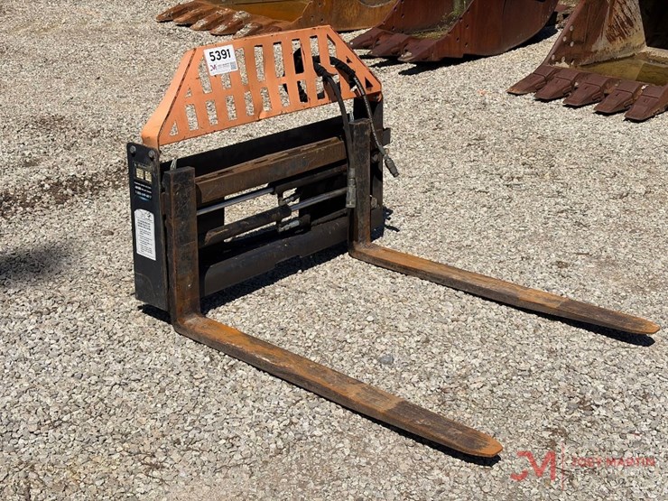 2023-wolverine-pfa-11-3300g-42"-hydraulic-forks-skid-steer-attachment-image-1