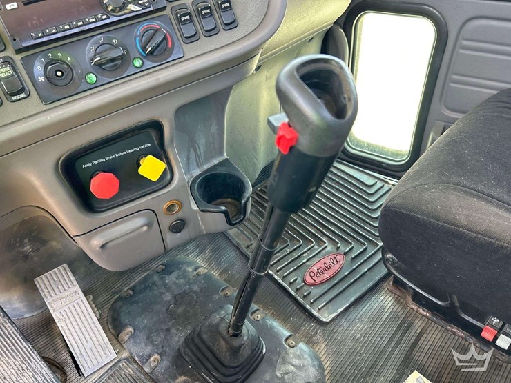 2016-peterbilt-389-image-21
