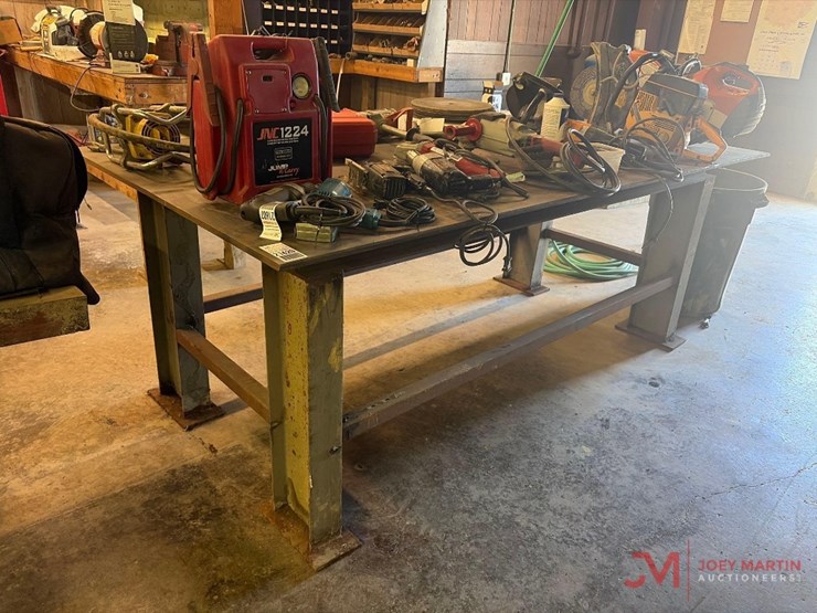 metal-shop-table-w/-vise-image-1