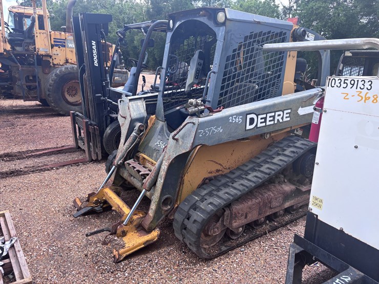 deere-323d-image-2