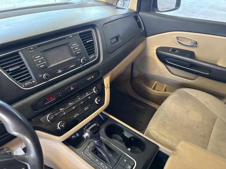 2016-kia-sedona-lx-image-22