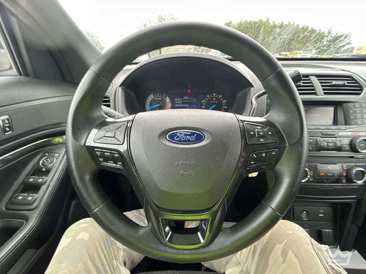 2016-ford-explorer-image-13