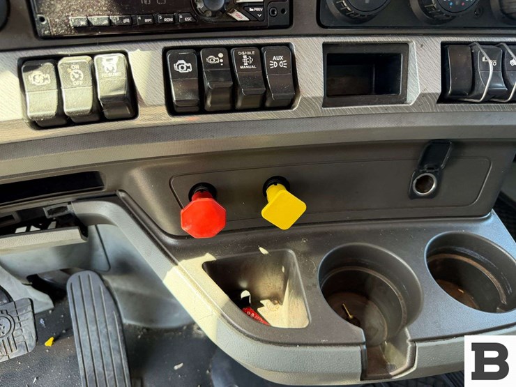 2015-kenworth-t880-image-65