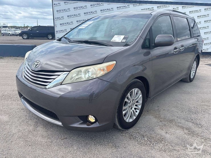 2016-toyota-sienna-image-1