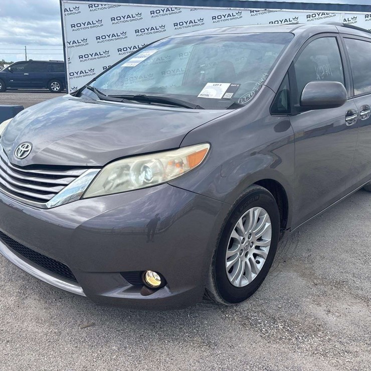 2016 TOYOTA SIENNA
