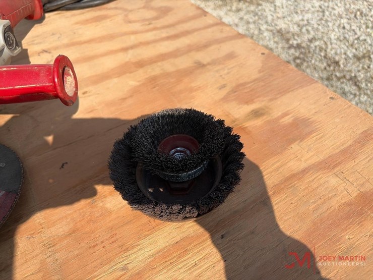 milwaukee-heavy-duty-electric-sander-image-7