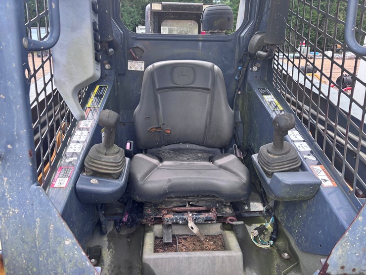 deere-323d-image-6