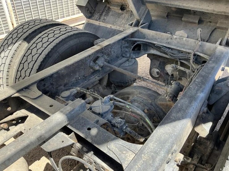 2012-freightliner-m2-106-image-25
