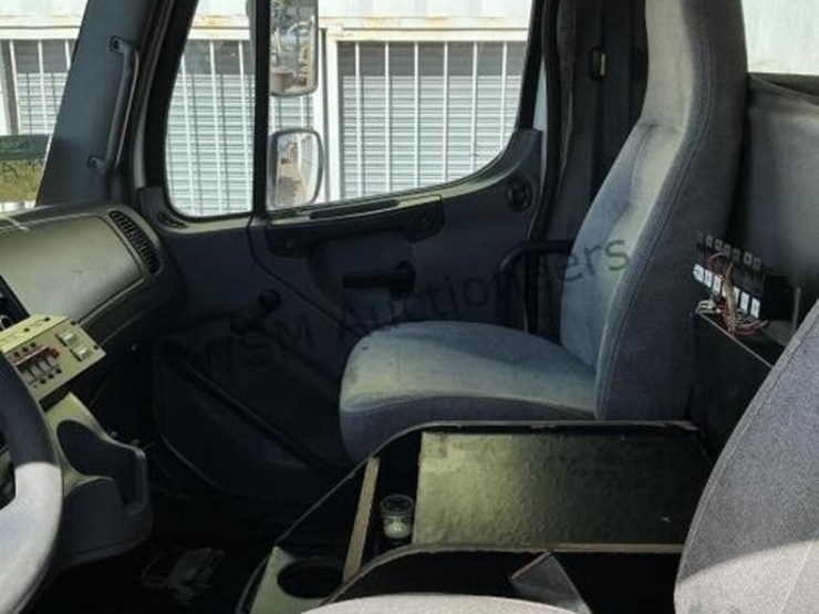 2012-freightliner-m2-106-image-36