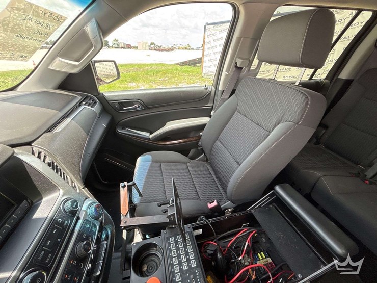 2015-chevrolet-suburban-image-18
