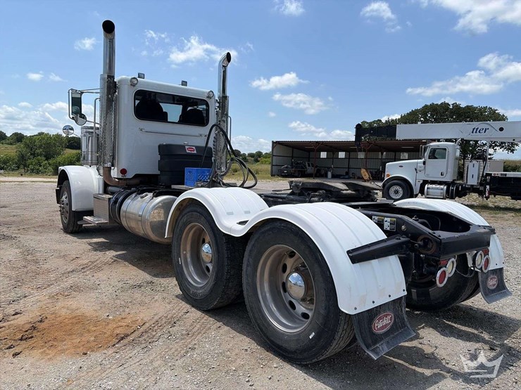 2016-peterbilt-389-image-3