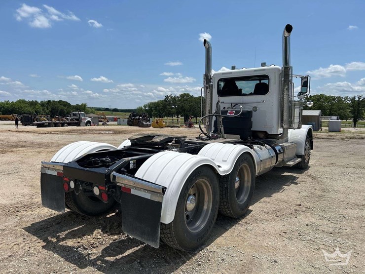 2016-peterbilt-389-image-4