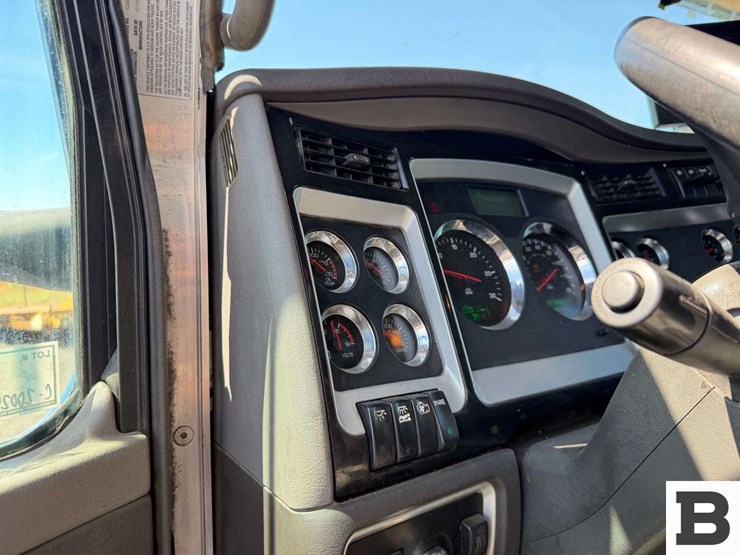 2015-kenworth-t800-image-50