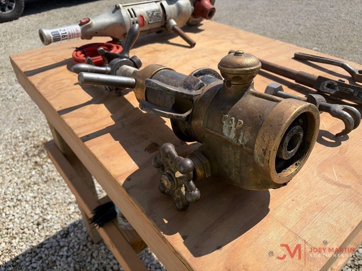 ridgid-700-a-electric-pipe-threader-with-tooling-and-dies-image-9