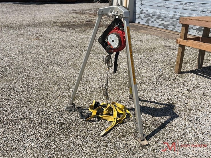 miller-series-m52-self-retracting-man-hole-safety-system-image-2