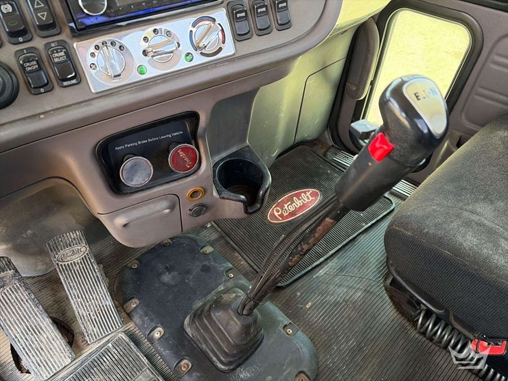 2016-peterbilt-389-image-16