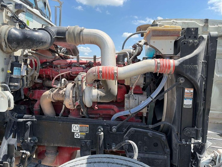 2016-peterbilt-389-image-22