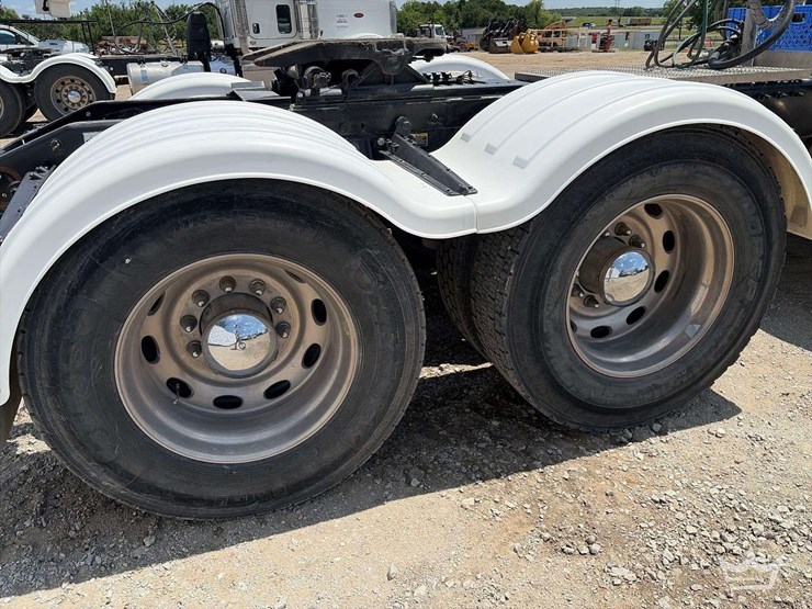 2016-peterbilt-389-image-28