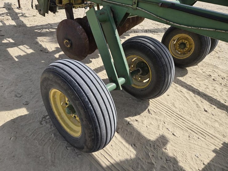 john-deere-220-image-12