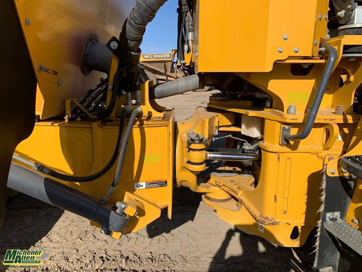 2019-deere-310e-image-5