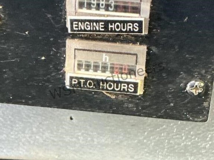 2011-freightliner-m2-106-image-34